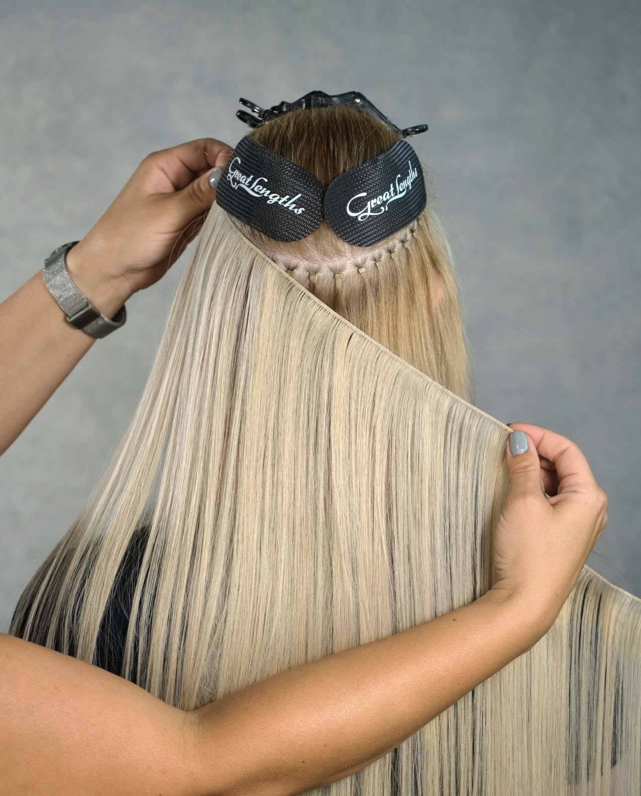 Kaderníčka ukazuje starostlivosť o blond predĺžené vlasy Great Lengths
