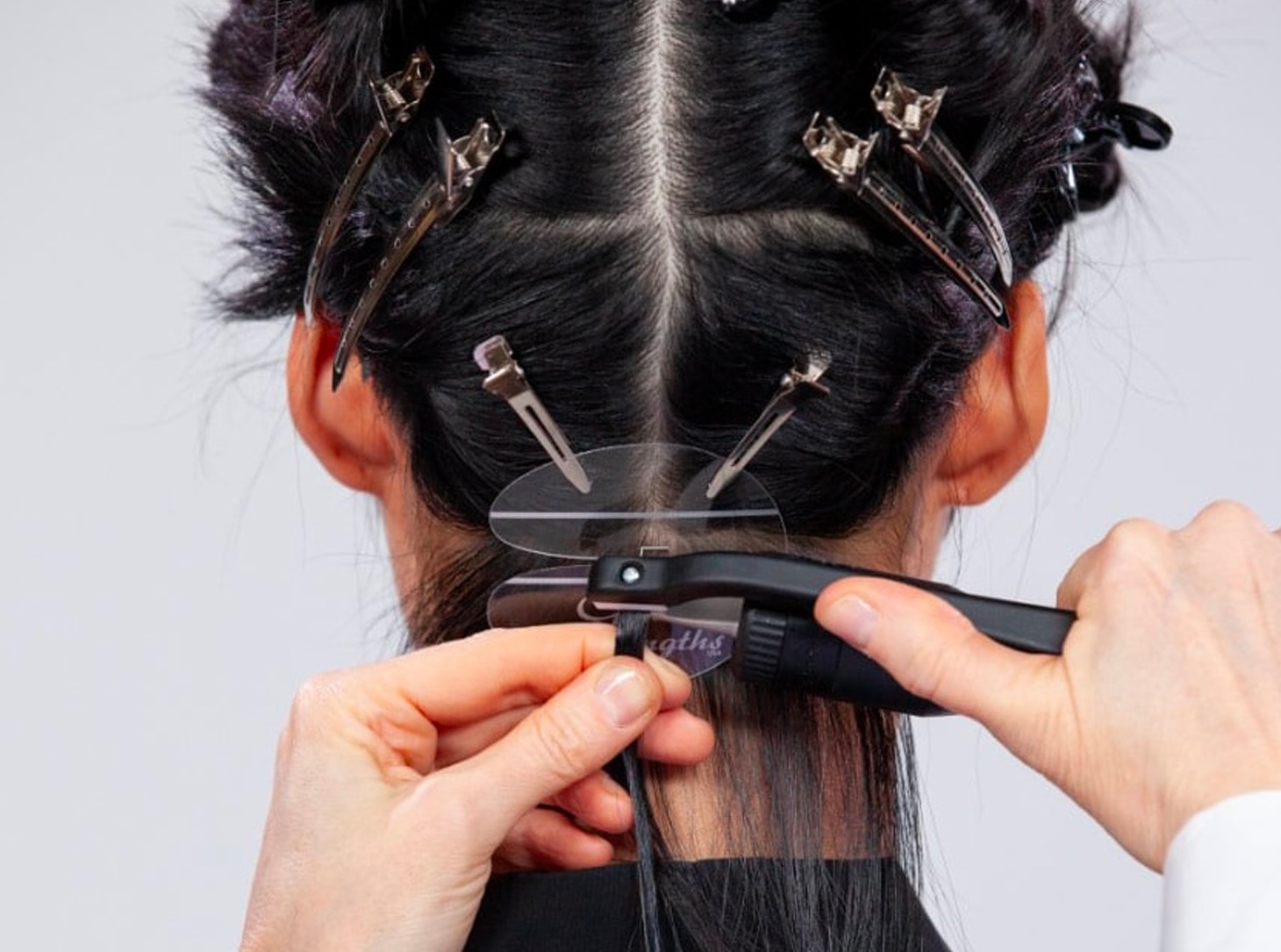 Ukážky vlasových prameňov Great Lengths v dvoch odtieňoch