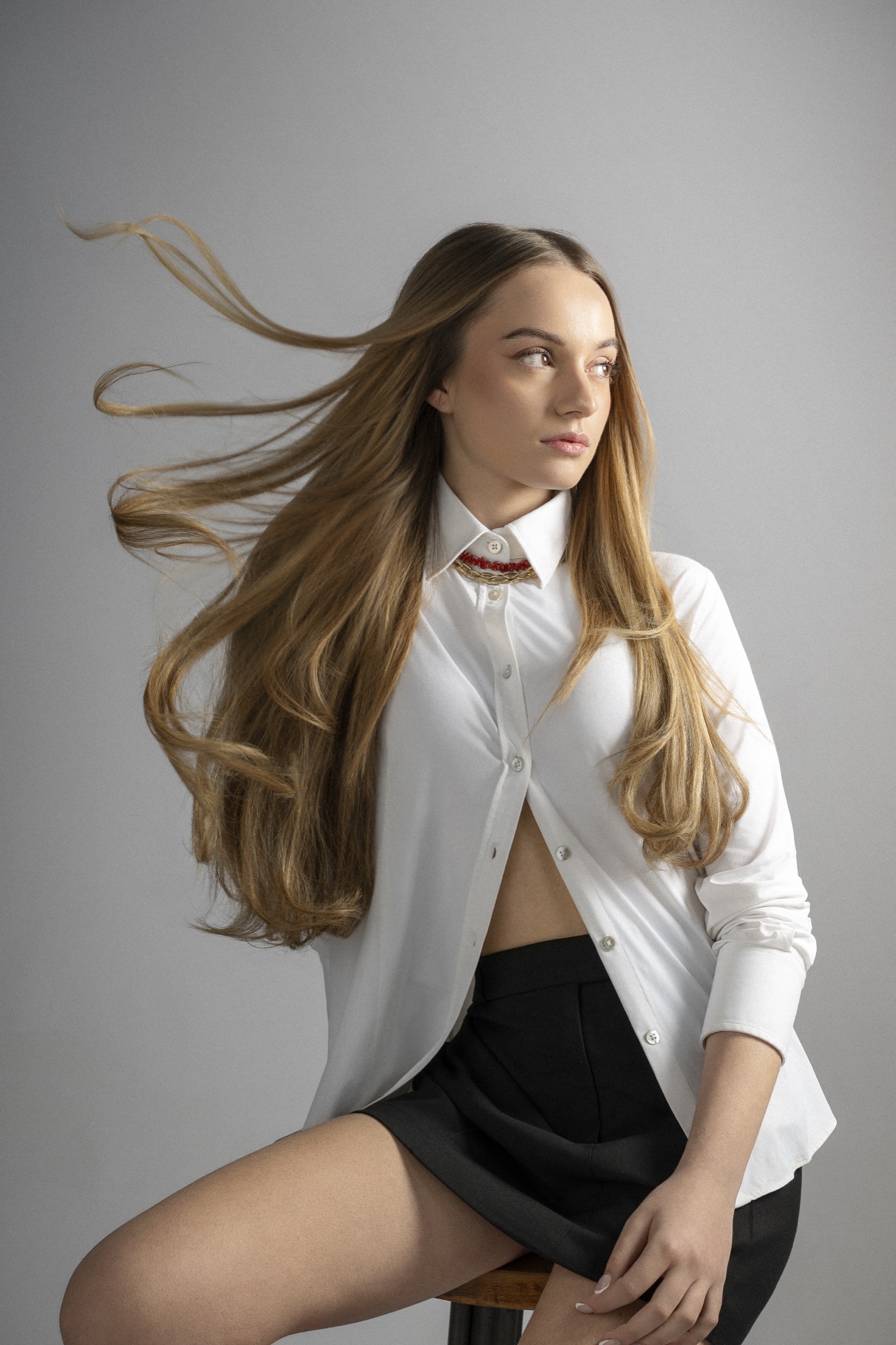 Modelka s dlhými vlasmi Great Lengths vo vlasovom pohybe