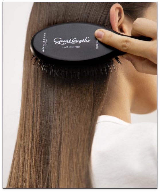 Jemné česanie predĺžených vlasov kefou Great Lengths