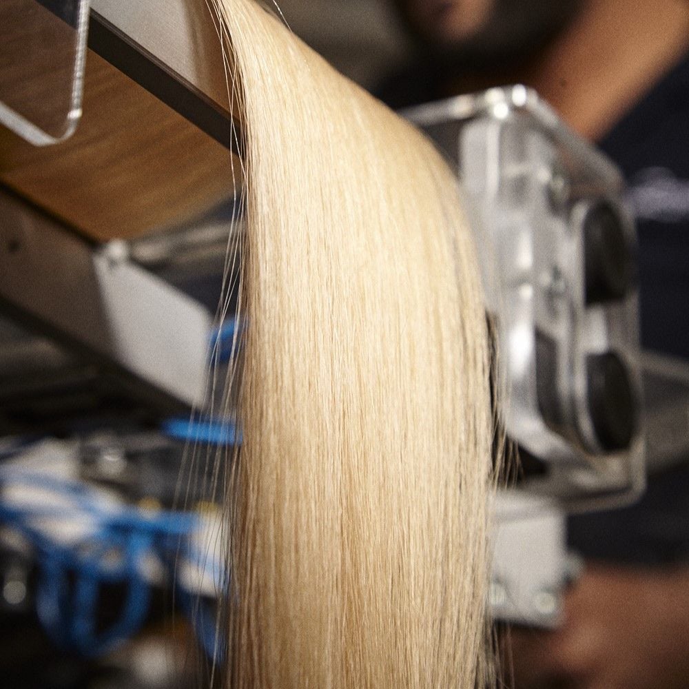 Spracovanie ľudských vlasov vo výrobe Great Lengths v Taliansku